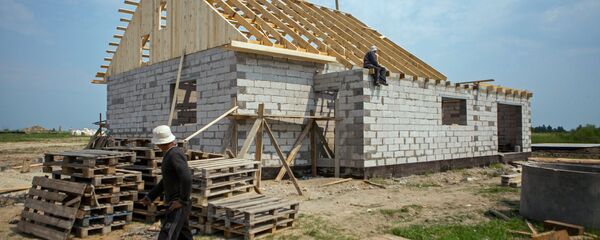 Рабочие на строительстве дома. Архивное фото - Sputnik Кыргызстан