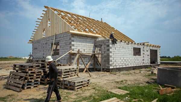 Рабочие на строительстве дома. Архивное фото - Sputnik Кыргызстан