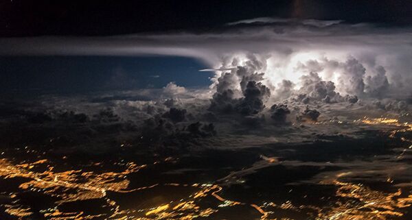 Снимки грозовых облаков и разрядов молний пилотом Борха Лопесом - Sputnik Кыргызстан