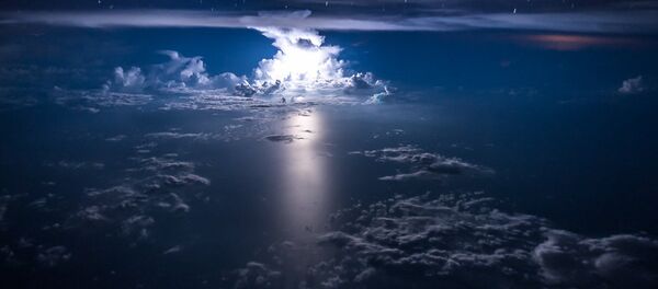 Снимки грозовых облаков и разрядов молний пилотом Борха Лопесом - Sputnik Кыргызстан