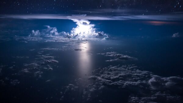 Снимки грозовых облаков и разрядов молний пилотом Борха Лопесом - Sputnik Кыргызстан