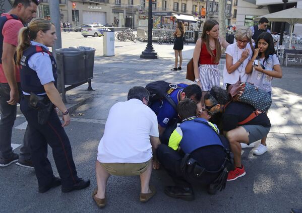 Трагедия произошла возле площади Каталонии — популярном среди туристов месте - Sputnik Кыргызстан