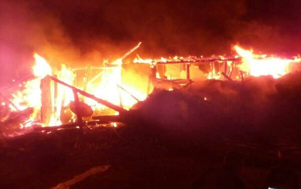 В селе Терек- Сай Чаткальского района Джалал-Абадской области сгорел финский дом на 8 квартир - Sputnik Кыргызстан