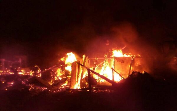 Пожар произошел в ночь на пятницу в 01:30 часов. Сгорел весь дом площадью 675 квадратных метров. - Sputnik Кыргызстан