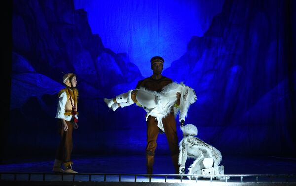 В театре Тунгуч состоялся закрытый премьерный показ театральной постановки Ак илбирс, приуроченный к Международному форуму по сохранению снежного барса - Sputnik Кыргызстан