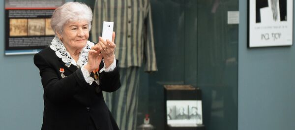 Телефон кармаган кары аял. Архив - Sputnik Кыргызстан