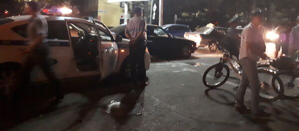 19-августка караган түнү болжол менен саат 1.30дарда Чүй проспектиси менен Тоголок Молдо көчөсүнүн кесилишинде мотоцикл менен Toyota Passo унаасы кагышып кеткен - Sputnik Кыргызстан