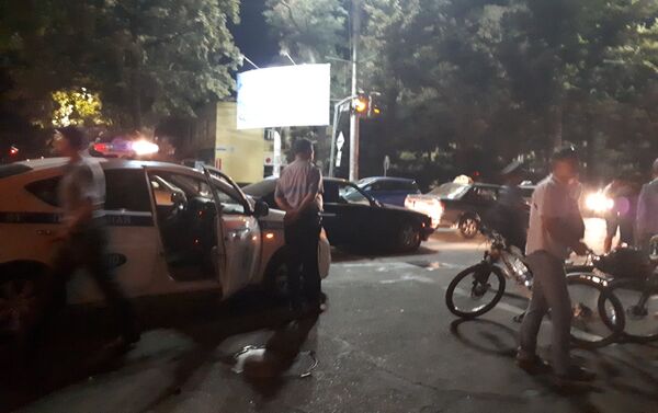 19 августа примерно в 1.30 мотоциклист с девушкой на заднем сиденье двигался по проспекту Чуй и на перекрёстке с улицей Тоголока Молдо столкнулся с автомобилем Toyota Passo. - Sputnik Кыргызстан