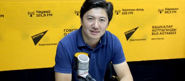 НТС телеканалынын диктору Мирзат Муканов маек учурунда НТС телеканалынын диктору Мирзат Муканов маек учурунда - Sputnik Кыргызстан
