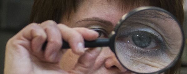 Женщина смотрит в лупу. Архивное фото Женщина смотрит в лупу. Архивное фото - Sputnik Кыргызстан