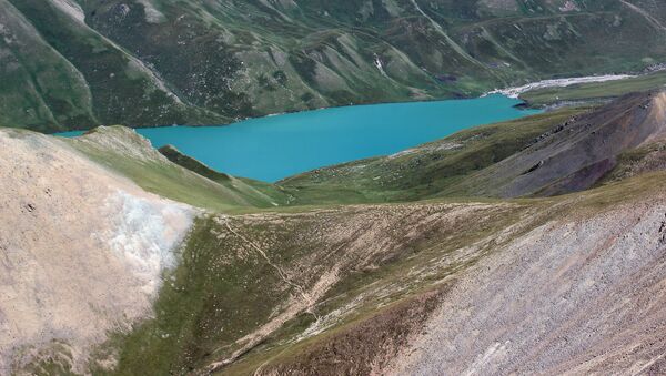 Горное озеро в Кыргызстане. Архивное фото - Sputnik Кыргызстан