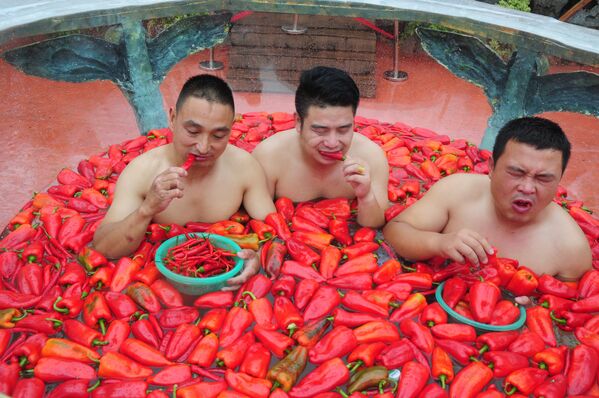 Соревнование по поеданию перца чили в китайской провинции Хунань - Sputnik Кыргызстан
