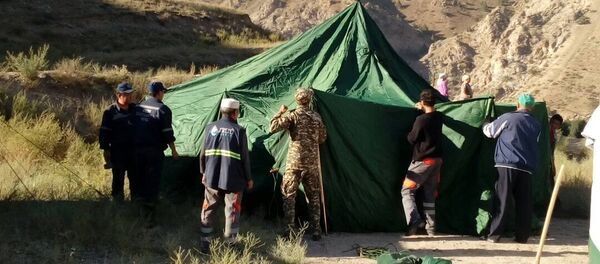 Чаткал районунун Терек-Сай айылында сегиз батирлүү үй өрттөнүп, турак-жайсыз калгандарга жардам көрсөтүлдү - Sputnik Кыргызстан