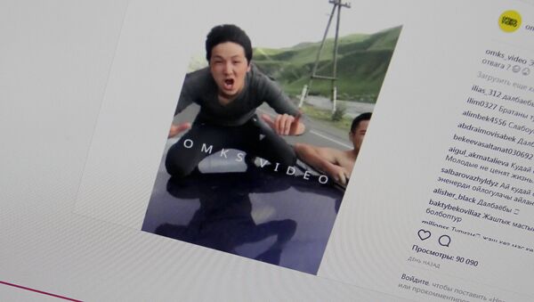Молодой парень на большой скорости едет на крыше автомобиля. Фото со страницы пользователя Instagram omks_video - Sputnik Кыргызстан