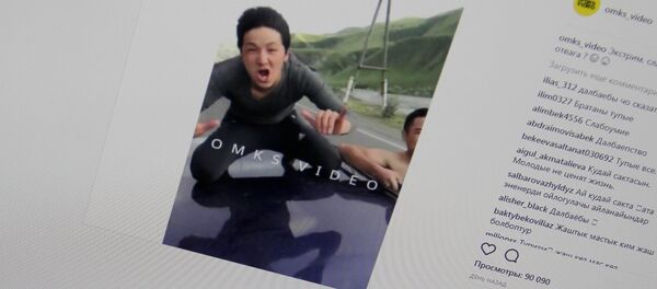 Жүрүп бараткан унаанын үстүндө бараткан бала, omks_video Instagram баракчасынан тартылган сүрөт - Sputnik Кыргызстан