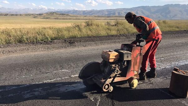 Ямочный ремонт на перевале Отмок по дороге к Таласу - Sputnik Кыргызстан