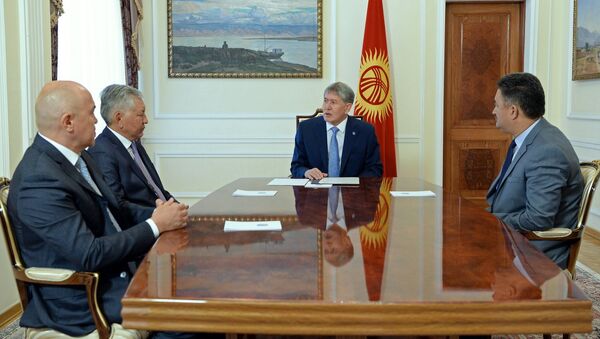 Президент КР Алмазбек Атамбаев на встрече с лидерами фракций парламентской коалиции большинства - Sputnik Кыргызстан