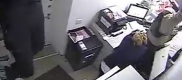 Грабители упали с потолка — видео дерзкого налета на казахстанский банк - Sputnik Кыргызстан