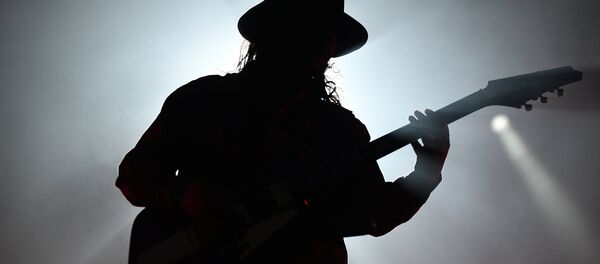 Гитарист во время выступления. Архивное фото - Sputnik Кыргызстан