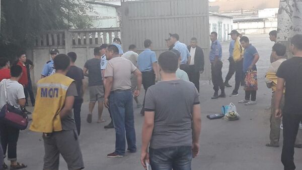 Потасовка между сотрудниками службы безопасности и продавцами на рынке Мадина - Sputnik Кыргызстан