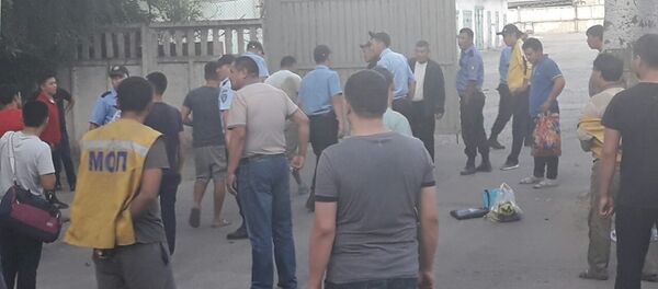 Мадина базарынын аймагында күзөтчүлөр менен соодагерлердин ортосунда чыр чыкканын күбө Sputnik Кыргызстан агенттигинин WhatsApp номери аркылуу билдирди - Sputnik Кыргызстан