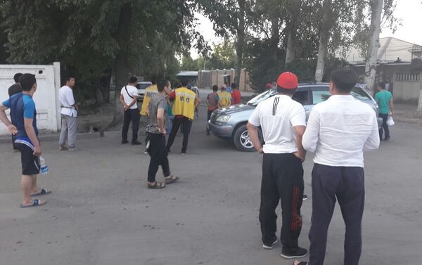 На территории рынка Мадина в Бишкеке произошла потасовка между сотрудниками службы безопасности и продавцами - Sputnik Кыргызстан
