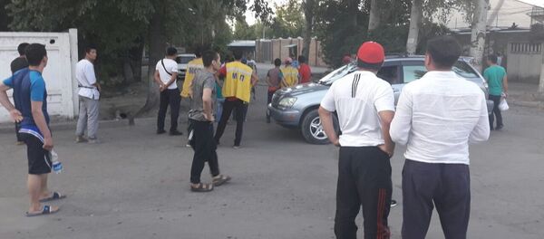 Потасовка между сотрудниками службы безопасности и продавцами на рынке Мадина - Sputnik Кыргызстан