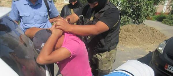 Ош облусунун Кара-Суу районундагы Нариман айылынан 22-августта кылмыштуу топтун мүчөсү делинген 34 жаштагы киши эки граната менен кармалды Ош облусунун Кара-Суу районундагы Нариман айылынан 22-августта кылмыштуу топтун мүчөсү делинген 34 жаштагы киши эки граната менен кармалды - Sputnik Кыргызстан