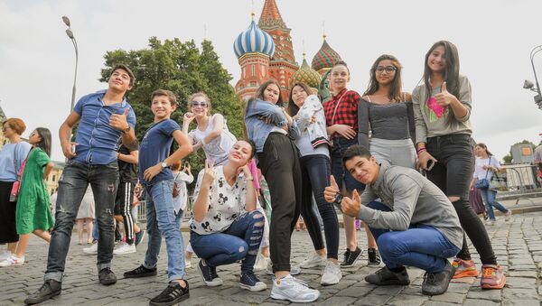 Участники телевизионного шоу Ты супер! Танцы на Красной площади в Москве - Sputnik Кыргызстан