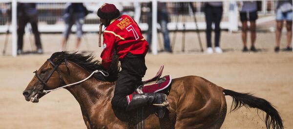 Участник традиционной конно-спортивной игры кок-бору. Архивное фото - Sputnik Кыргызстан