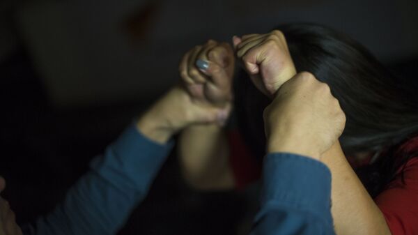 Мужчина оказывает насилие над девушкой. Иллюстративное фото - Sputnik Кыргызстан