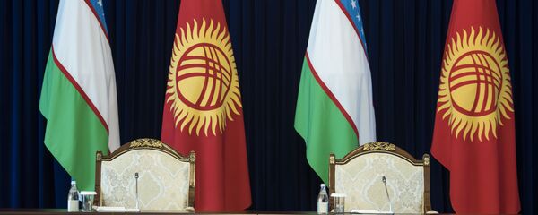 Кыргызстандын жана Өзбекстандын желектери. Архив - Sputnik Кыргызстан