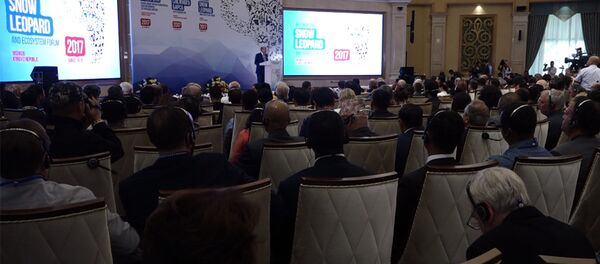 Ак илбирсти сактайбыз! Форумдан алынган кадрлар Ак илбирсти сактайбыз! Форумдан алынган кадрлар - Sputnik Кыргызстан