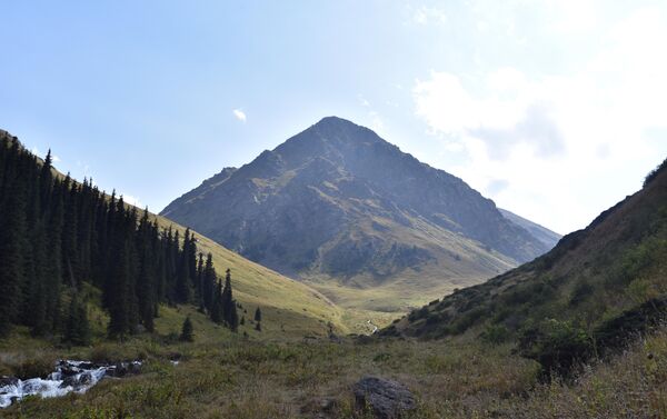 Если повернуть направо, можно добраться до ущелья Кегеты и Суусамырской долины. - Sputnik Кыргызстан
