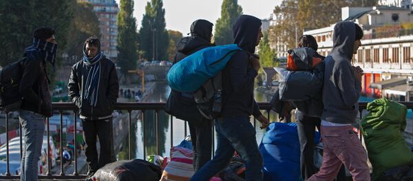 Ситуация в лагере мигрантов в Париже - Sputnik Кыргызстан