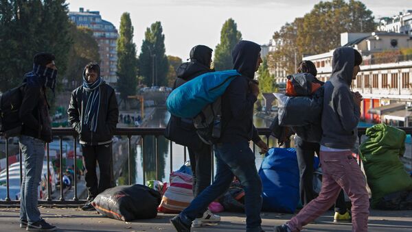 Ситуация в лагере мигрантов в Париже - Sputnik Кыргызстан