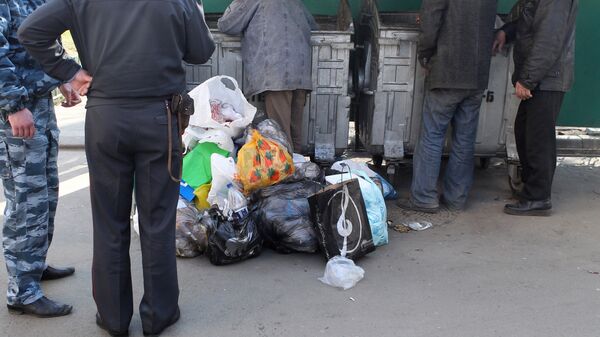 Сотрудник милиции у мусорных контейнеров. Архивное фото - Sputnik Кыргызстан