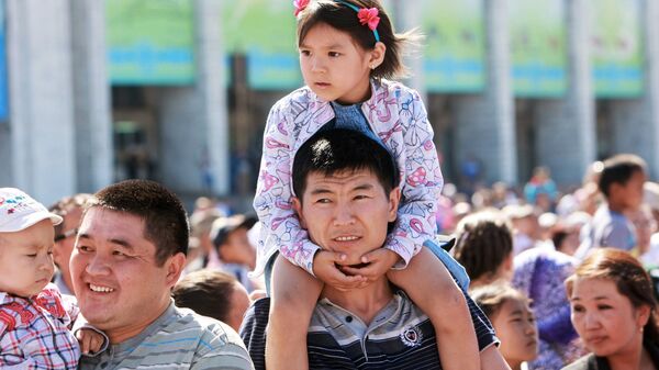 Люди с детьми на площади Ала-Тоо. Архивное фото  - Sputnik Кыргызстан
