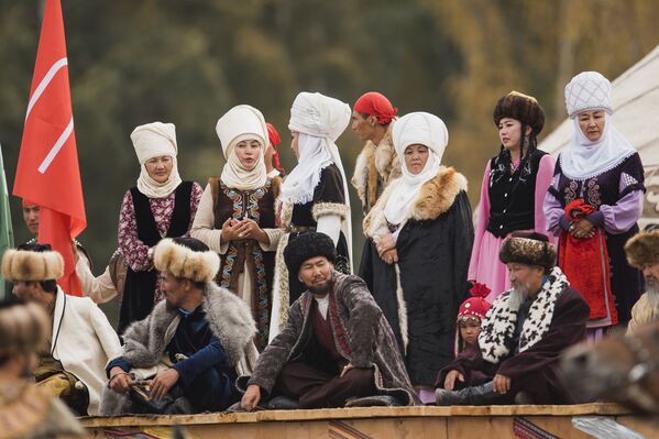  Бул жерден кыргыздын улуттук кийимдеринин бир тобун көрүүгө болот - Sputnik Кыргызстан