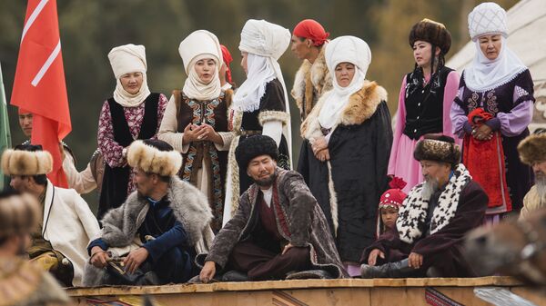 Кыргызы в национальной одежде. Архивное фото  - Sputnik Кыргызстан