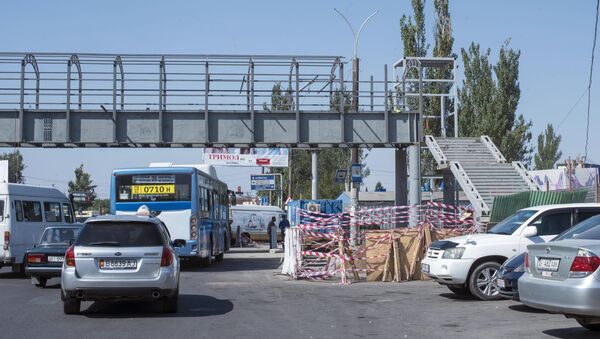 Строительство первого надземного пешеходного перехода в Бишкеке - Sputnik Кыргызстан