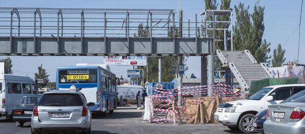 Строительство первого надземного пешеходного перехода в Бишкеке - Sputnik Кыргызстан