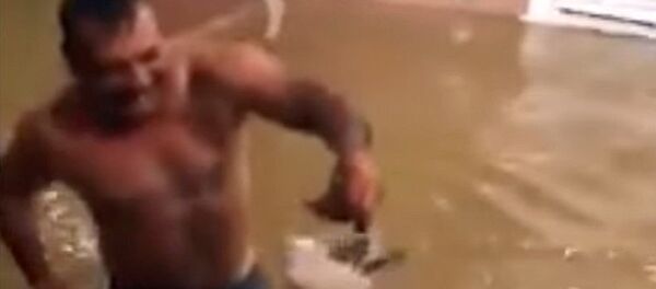 Такое трудно повторить! — мужчина поймал голыми руками рыбу у себя дома - Sputnik Кыргызстан