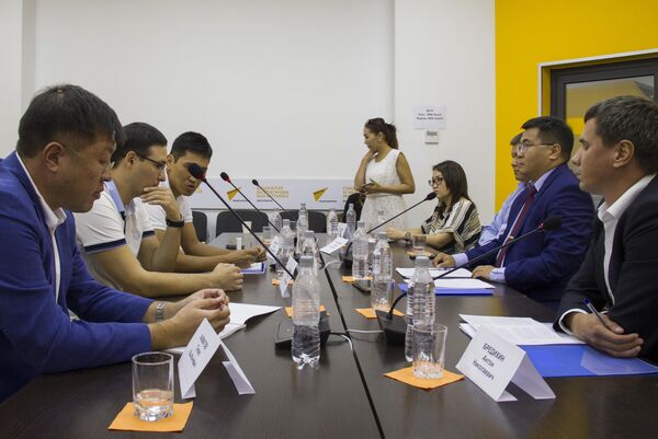 Круглый стол на тему Обсуждение инициативы НБ КР об электронных деньгах в Кыргызстане - Sputnik Кыргызстан