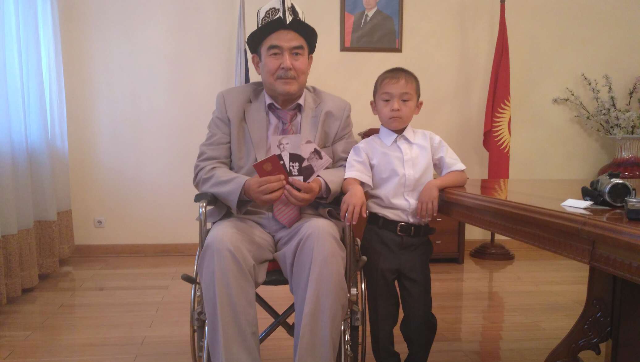 Отец награждал сына. Матраимов сын новости Кыргызстана. Джумабай Уметов. Уметов.