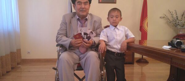 Посмертное награждение ветерана ВОВ Каратая Уметова орденом Красной Звезды - Sputnik Кыргызстан