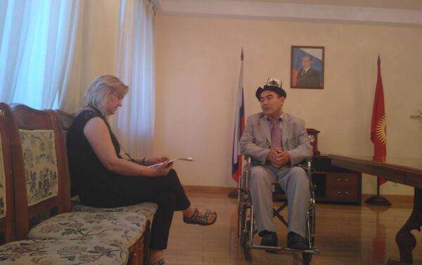 29 августа 2017 года сын Каратая Уметова получил долгожданное удостоверение. - Sputnik Кыргызстан