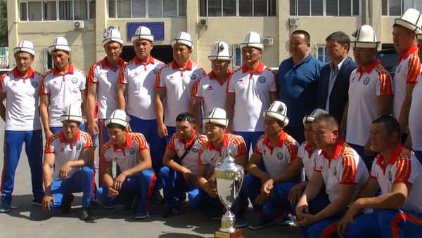 Грустные и уставшие — кадры прибытия сборной КР по кок-бору в Бишкек - Sputnik Кыргызстан