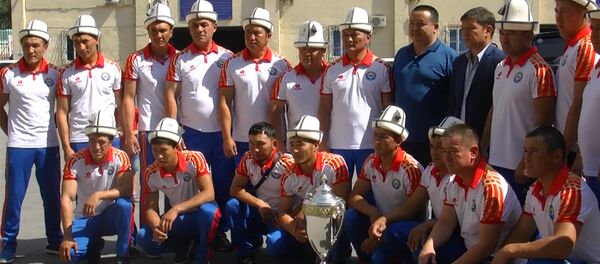 Грустные и уставшие — кадры прибытия сборной КР по кок-бору в Бишкек - Sputnik Кыргызстан