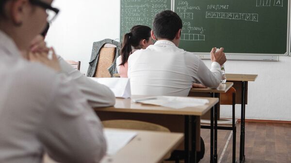 Окуучулар экзамен учурунда. Архив - Sputnik Кыргызстан